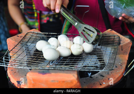 Bianco uova di pollo nel cestello di bambù sul grill vietnamita Foto Stock