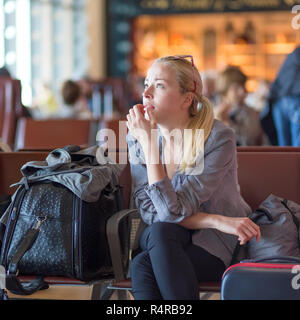 La donna in attesa sul terminale dell'aeroporto. Foto Stock