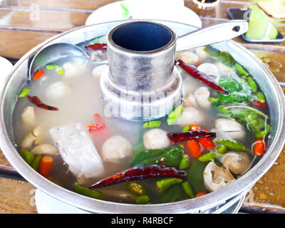 Servire di piccante zuppa di pesce in stile Thai in un hot pot Foto Stock