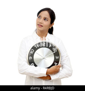 Young business woman holding orologio in mani Foto Stock