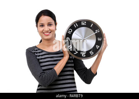 Bella giovane donna orologio di contenimento contro white Foto Stock