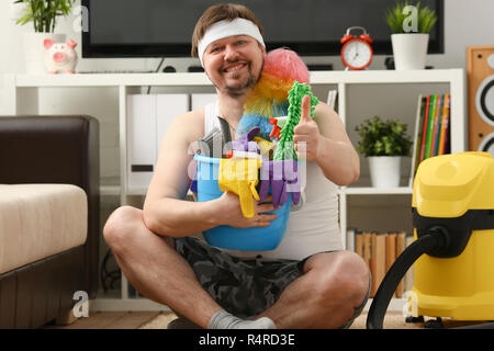 L'uomo è stato lasciato da solo a casa sorridenti Foto Stock