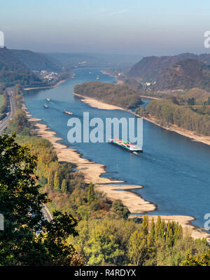 Siccità in Germania, acqua bassa del fiume Reno in andernach vicino a Koblenz influending trasporti per acqua navi merci. Foto Stock