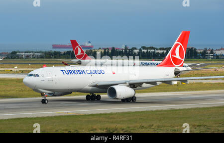 Istanbul, Turchia - 30 Sett 2018. Un Airbus A330-200F aereo della Turkish Cargo rullaggio sulla pista di Istanbul Ataturk (IST). Foto Stock