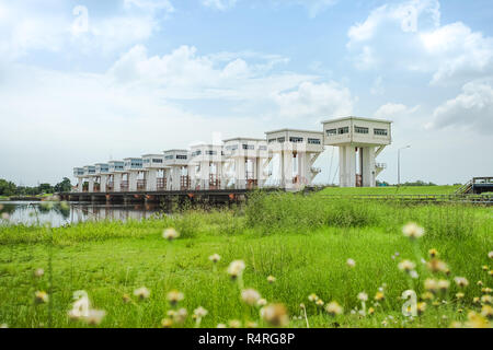 Prasit Uthokwipat floodgate in Pak Phanang, Nakhon Si Thammarat, Thailandia. Foto Stock