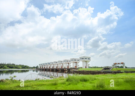 Prasit Uthokwipat floodgate in Pak Phanang, Nakhon Si Thammarat, Thailandia. Foto Stock