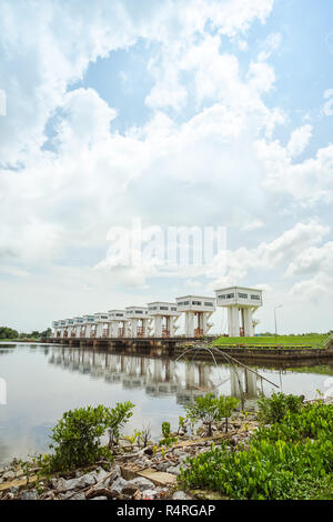 Prasit Uthokwipat floodgate in Pak Phanang, Nakhon Si Thammarat, Thailandia. Foto Stock