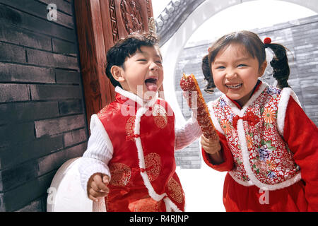 Felice ragazzi e ragazze mangiare rivestite di zucchero berry Foto Stock