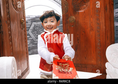 Bel ragazzo con una busta rossa Foto Stock