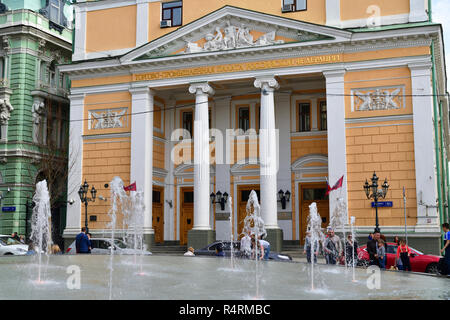 Mosca, Russia - aprile 30. 2018 fontana nella parte anteriore della Camera di Commercio e Industria Foto Stock