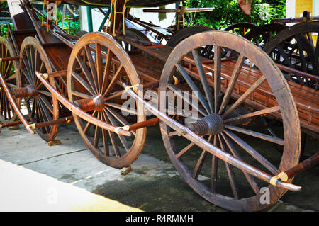 Vintage ruota carrello / vecchia ruota in legno antico mostra nel parco Foto Stock