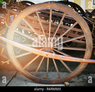 Vintage ruota carrello / vecchia ruota in legno antico mostra nel parco Foto Stock