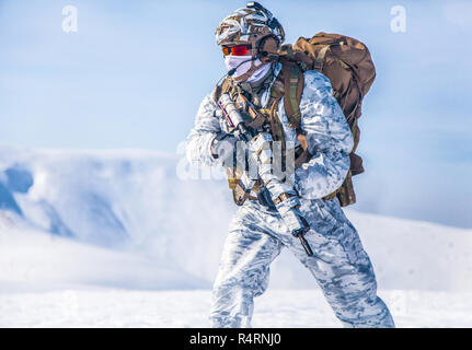 In inverno le montagne artiche warfare Foto Stock