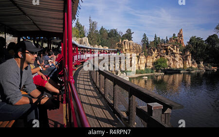 Disneyland railroad attraversa Frontierland vicino Big Thunder Mountain ride. Foto Stock
