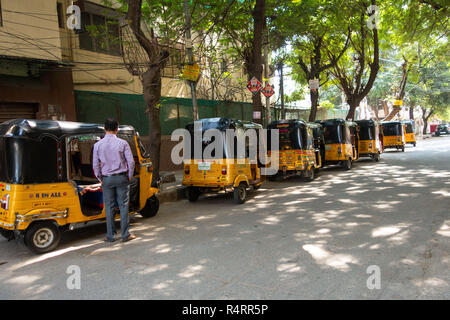 HYDERABAD, India - 26 novembre 2018 risciò motorizzati parcheggiato sul marciapiede in un quartiere street in Hyderabad, India Foto Stock