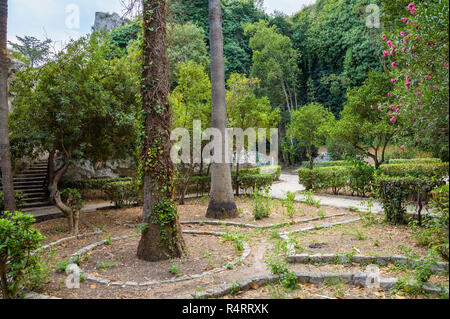 Vicoli in Latomia del Paradiso nel Parco Archeologico della Neapolis a Siracusa, Sicilia, Italia Foto Stock