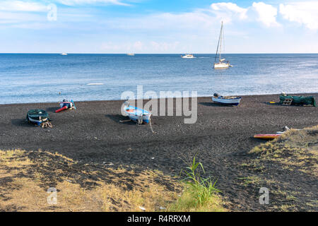 Barche sul nero spiaggia vulcanica sull'isola di Stromboli Foto Stock