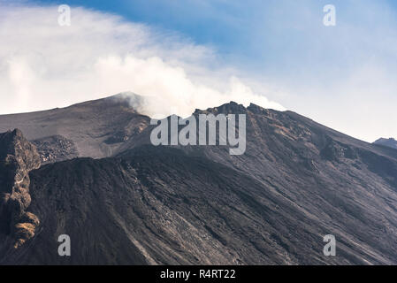Primo piano del cratere del vulcano di Stromboli in eruzione continua, Isole Eolie, Italia Foto Stock