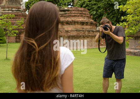 Giovane turista giovane avente una vacanza insieme in Ayutthaya tailandese. Foto Stock