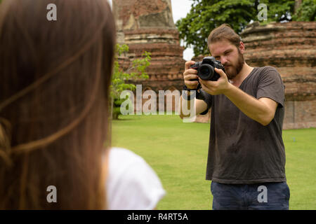 Giovane turista giovane avente una vacanza insieme in Ayutthaya tailandese. Foto Stock