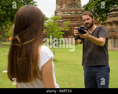 Giovane turista giovane avente una vacanza insieme in Ayutthaya tailandese. Foto Stock