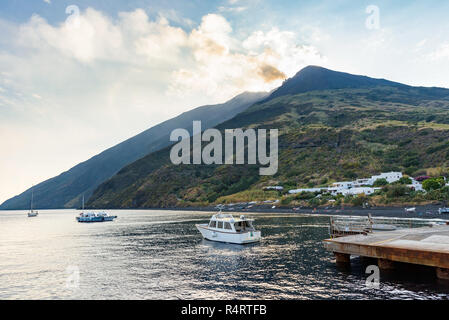 Vulcano Stromboli visto dal mare, Isole Eolie, Italia Foto Stock