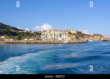 Vista la mattina della porta nella cittadina di Tropea in Calabria, Italia Foto Stock