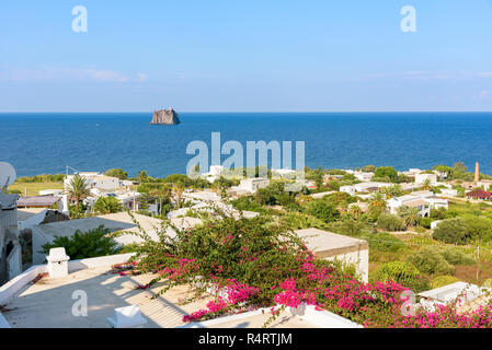 Vista dei tetti bianchi in Stromboli e le isole Eolie, Italia Foto Stock