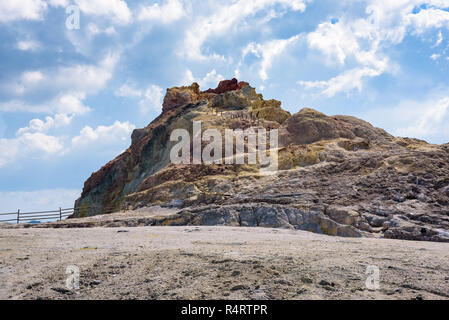 Giallo zolfo rock sull isola di Vulcano, Isole Eolie, Italia Foto Stock