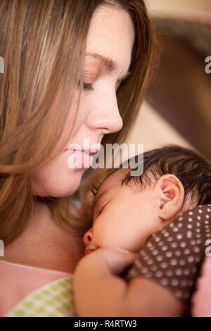Ritratto di una madre tenendo un neonato. Foto Stock