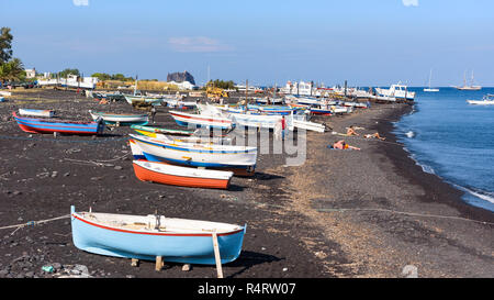 Stromboli e le isole Eolie, Italia - 9 Settembre 2017: barche sul nero spiaggia vulcanica sull'isola di Stromboli Foto Stock