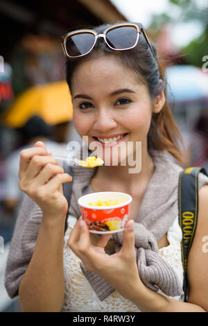 Giovane bella donna asiatica avente vacanza in Ayutthaya, Thailandi Foto Stock