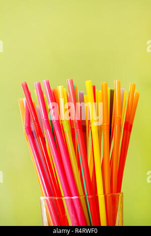 Colorate cannucce potabile, vicino. Colore della cannuccia. Luminosa cannucce colorate per bevande. Foto Stock