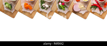 Varietà di verdure colorate e gli ingredienti per la crema di latte minestre vista dall'alto isolato su bianco Foto Stock