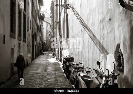 Scena di strada, nel tardo pomeriggio la luce del sole,Firenze, Italia. Foto Stock