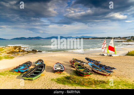Una collezione di barche da pesca su una piccola spiaggia in Vigo - Galizia, Spagna Foto Stock