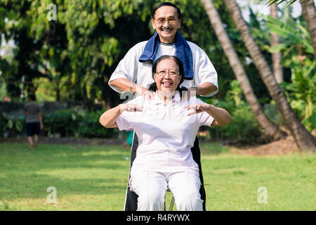 Coppia senior fare esercizio nel parco Foto Stock