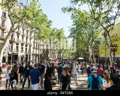 Barcellona, Spagna - 21 Aprile 2018: centinaia di persone promenading nella strada più trafficate di Barcellona, Las Ramblas. Foto Stock