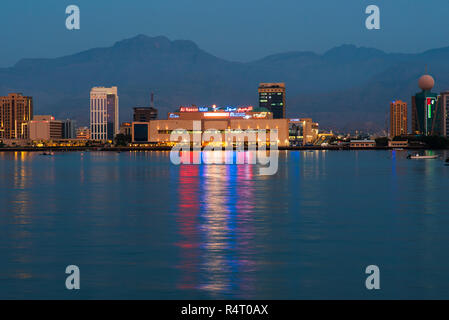 Ras Al Khaimah Emirati Arabi Uniti - 27 Novembre 2018: Naeem mall in Ras Al Khaimah downtown riflessa nella baia di notte nel cuore del nord Foto Stock