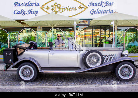 1 Ottobre 2017 Un lussuoso grigio argento retrò Beauford Limousine parcheggiata fuori un hotel di Albuferia in Portogallo Foto Stock