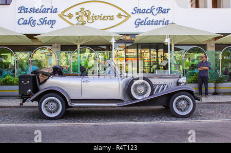 1 Ottobre 2017 Un lussuoso grigio argento retrò Beauford Limousine parcheggiata fuori un hotel di Albuferia in Portogallo Foto Stock