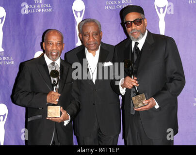 NEW YORK Ð marzo 10: cantante Jerry Butler (C) pone con inductees Leon Huff (L) e Kenneth Gamble (R) nella sala stampa del 2008 a Rock'n' Roll Hall of Fame cerimonia di induzione al Waldorf=Astoria Hotel di New York City. (Foto di Steve Mack/S.D. Mack foto). Foto Stock