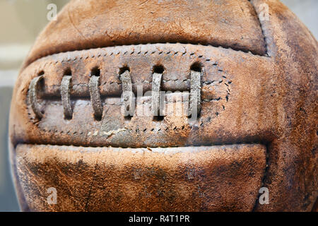 Vecchio Pallone da calcio in cuoio, con lacci Foto Stock