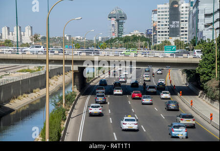 Tel Aviv, Israele-30 Ottobre, 2018 : autostrada Ayalon vista da Savidor stazione ferroviaria di Tel Aviv Foto Stock