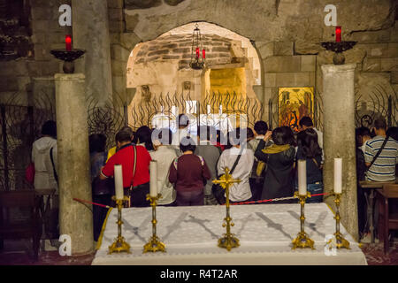 Nazareth, Israele -26 ottobre, 2018 : preghiere nella grotta della Vergine Maria nella Basilica dell'Annunciazione a Nazaret, Israele Foto Stock