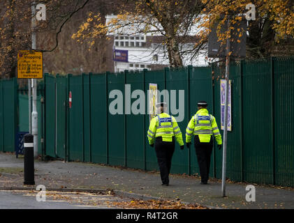 La polizia del sostegno comunitario ufficiali a piedi passato Almondbury Comunità scuola a Huddersfield dove la polizia sta indagando in un report di un 'razziale-aggravato assalto' contro un 15-anno-vecchio ragazzo dopo una violenta video è stata ampiamente condivisa su social media. Foto Stock