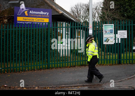 La polizia del sostegno comunitario ufficiali a piedi passato Almondbury Comunità scuola a Huddersfield dove la polizia sta indagando in un report di un 'razziale-aggravato assalto' contro un 15-anno-vecchio ragazzo dopo una violenta video è stata ampiamente condivisa su social media. Foto Stock