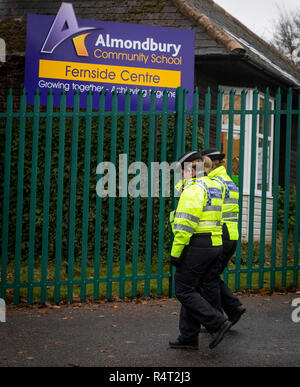 La polizia del sostegno comunitario ufficiali a piedi passato Almondbury Comunità scuola a Huddersfield dove la polizia sta indagando in un report di un 'razziale-aggravato assalto' contro un 15-anno-vecchio ragazzo dopo una violenta video è stata ampiamente condivisa su social media. Foto Stock