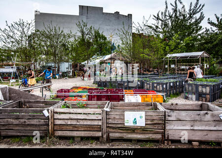 Il giardinaggio verticale 'Prinzessinnengarten" di Berlino Kreuzberg, Germania Foto Stock