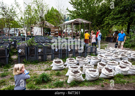 Il giardinaggio verticale 'Prinzessinnengarten" di Berlino Kreuzberg, Germania Foto Stock